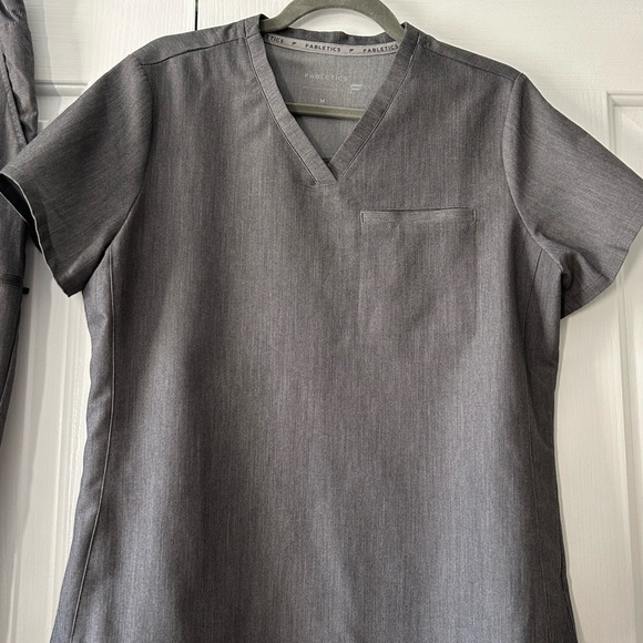 Fabletics Scrub Set - Picture 4 of 8